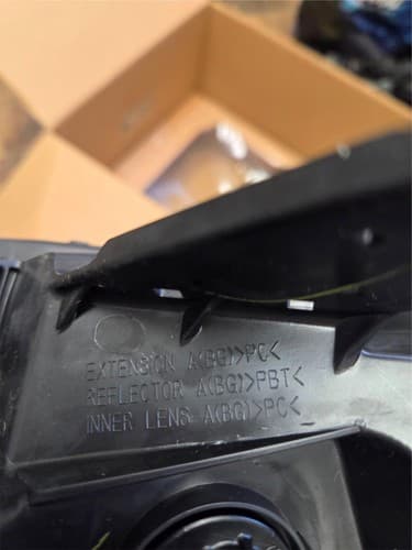 Toyota R 12V OEM Headlamp Assembly RH 81110‑AK010 - Thumbnail 11