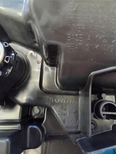 Toyota R 12V OEM Headlamp Assembly RH 81110‑AK010 - Thumbnail 9
