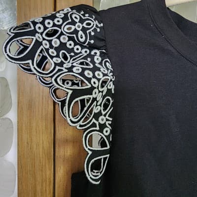 Chico's Black Eyelet Flutter Cap Sleeve Knit Top Shirt Blouse Size 0(4/6) - Thumbnail 4