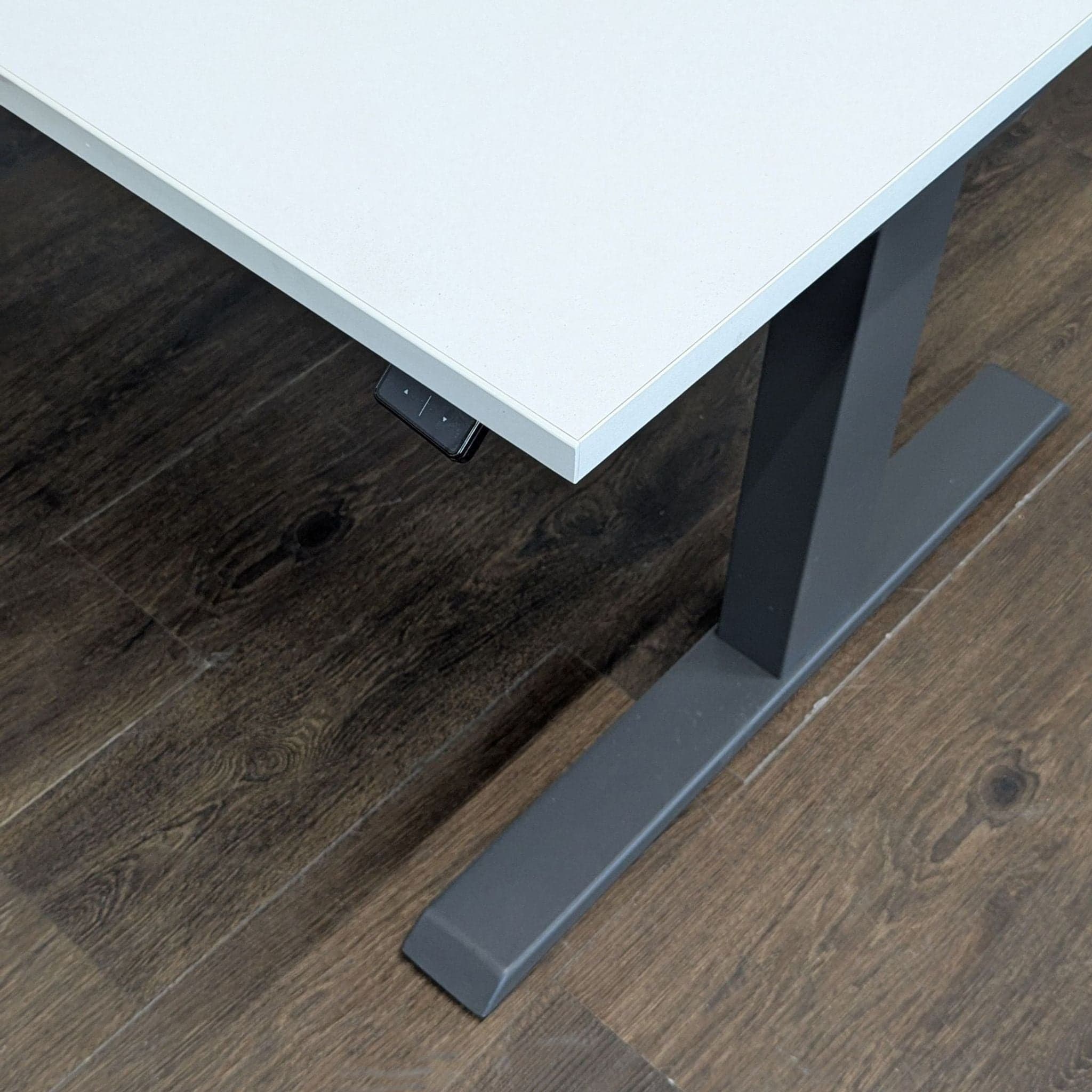 Steelcase Migration Electric Height Adjustable Desk with White Top - Thumbnail 4