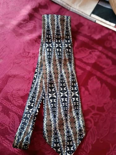 J.T Beckett Men's Tie - Inter changing shapes to provide a classy look. - Image 1