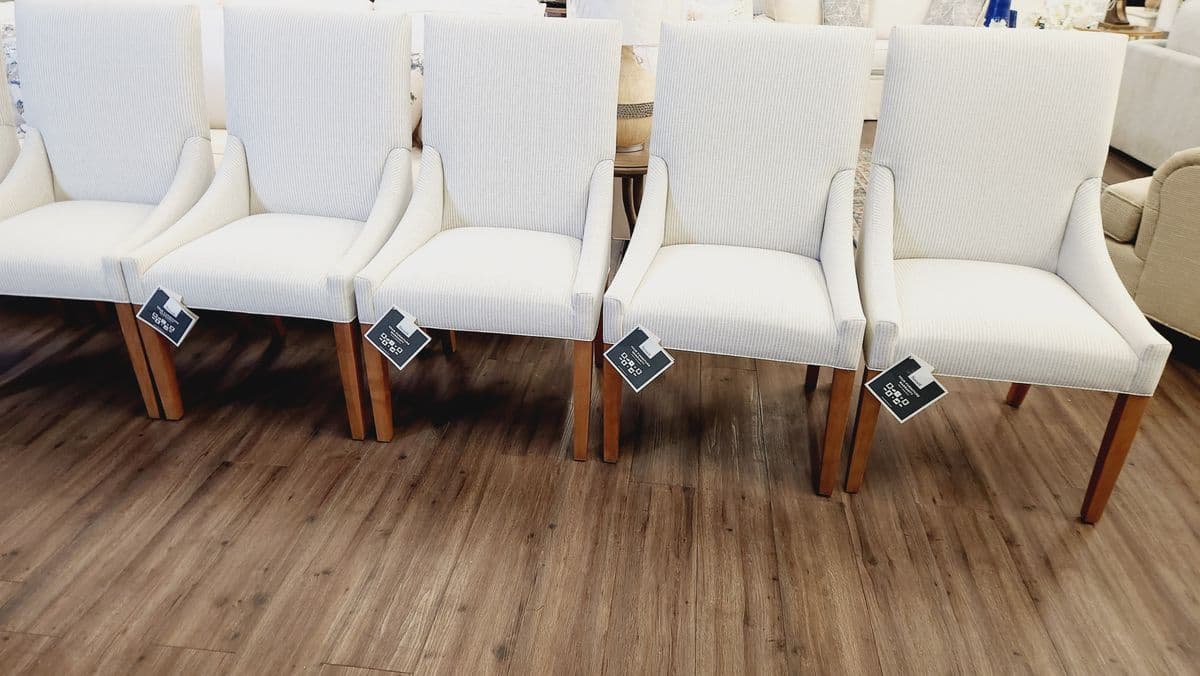 BASSETT FURNITURE BENCHMADE 72" ROUND CUSTOM MADE PEDESTAL TABLE AND 6 CHAIRS - Thumbnail 6