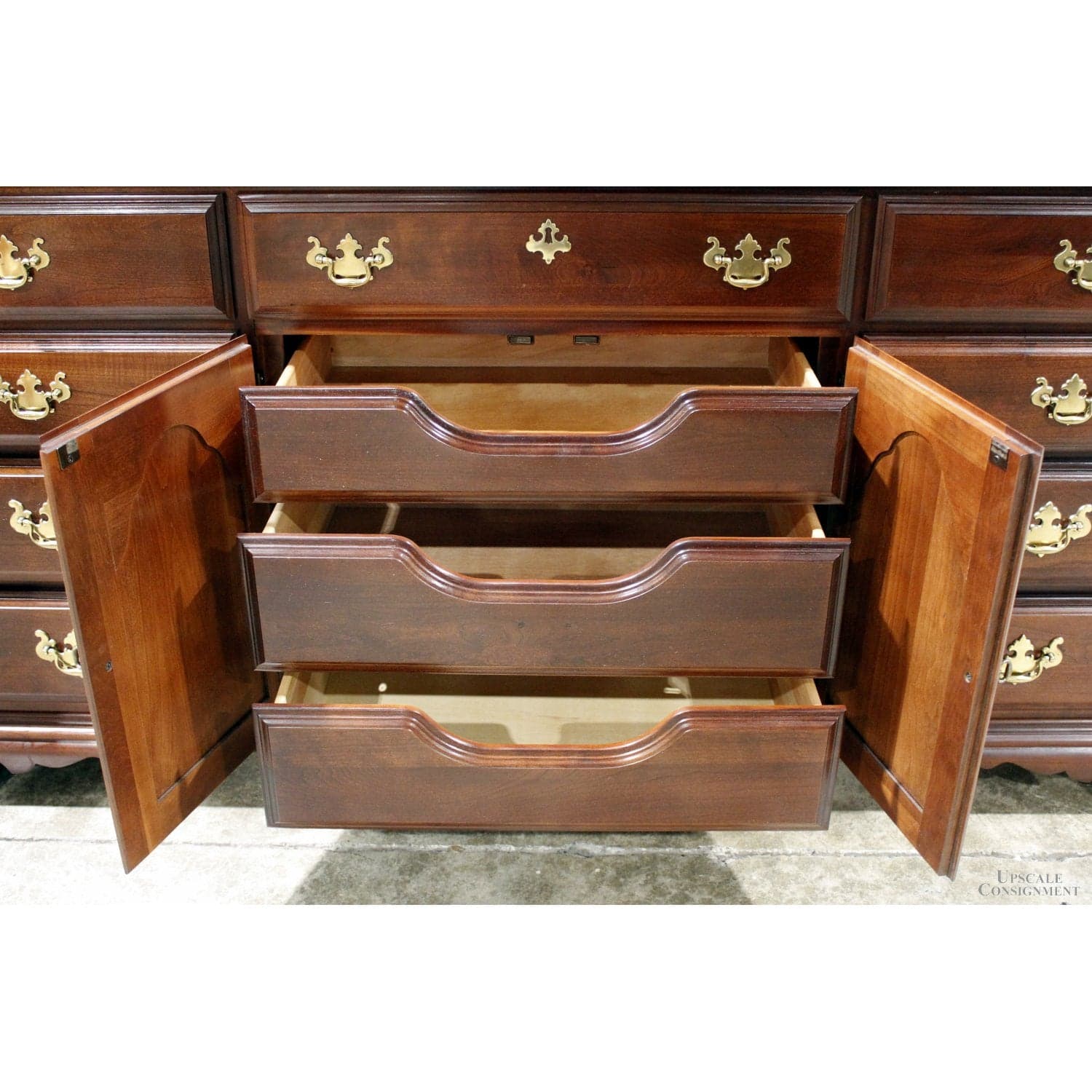 Sumpter Furniture Mahogany Triple Dresser w/Tri-fold Mirror - Mahogany - Thumbnail 4