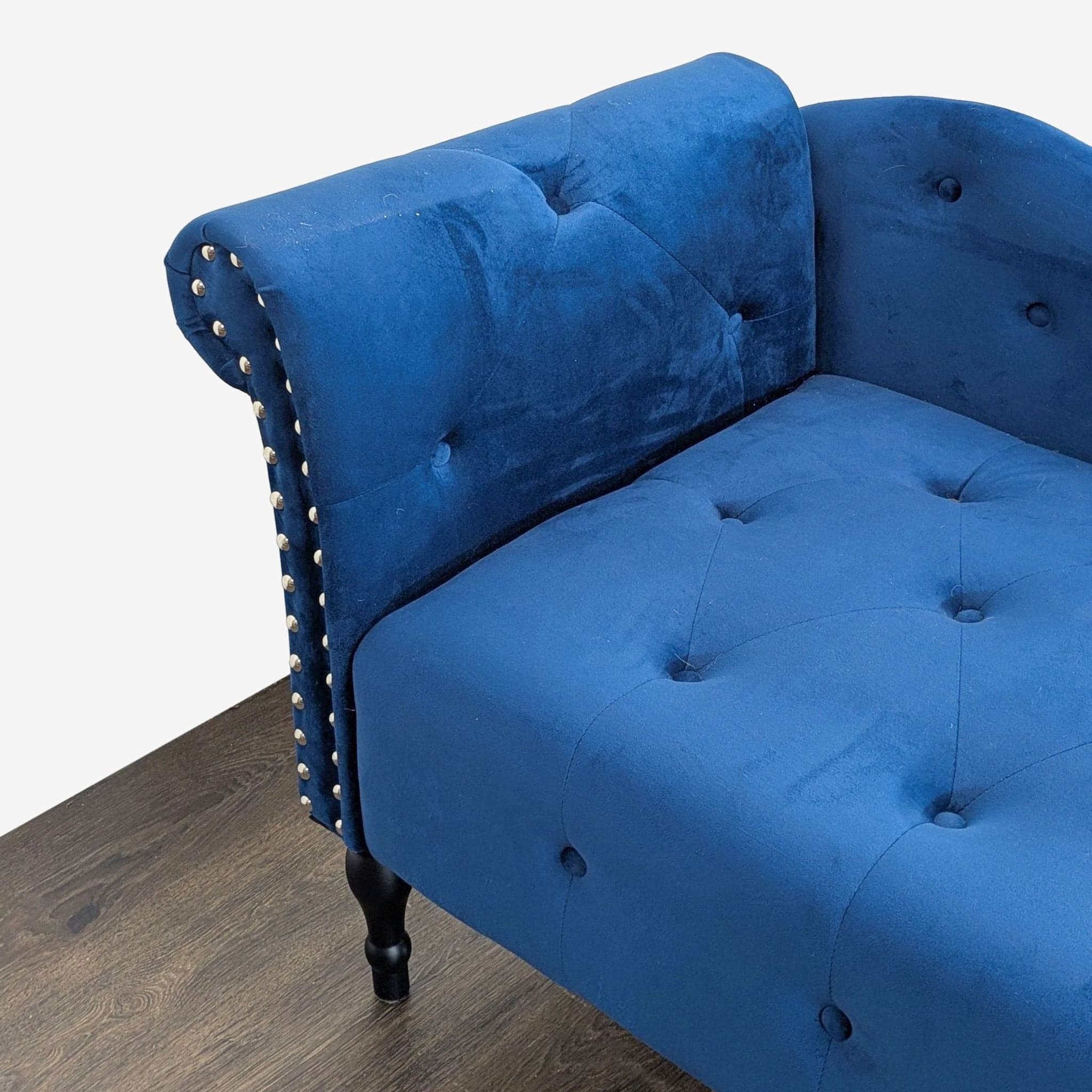 Elegant Blue Velvet Chaise Lounge Sofa with Tufted Design - Thumbnail 4
