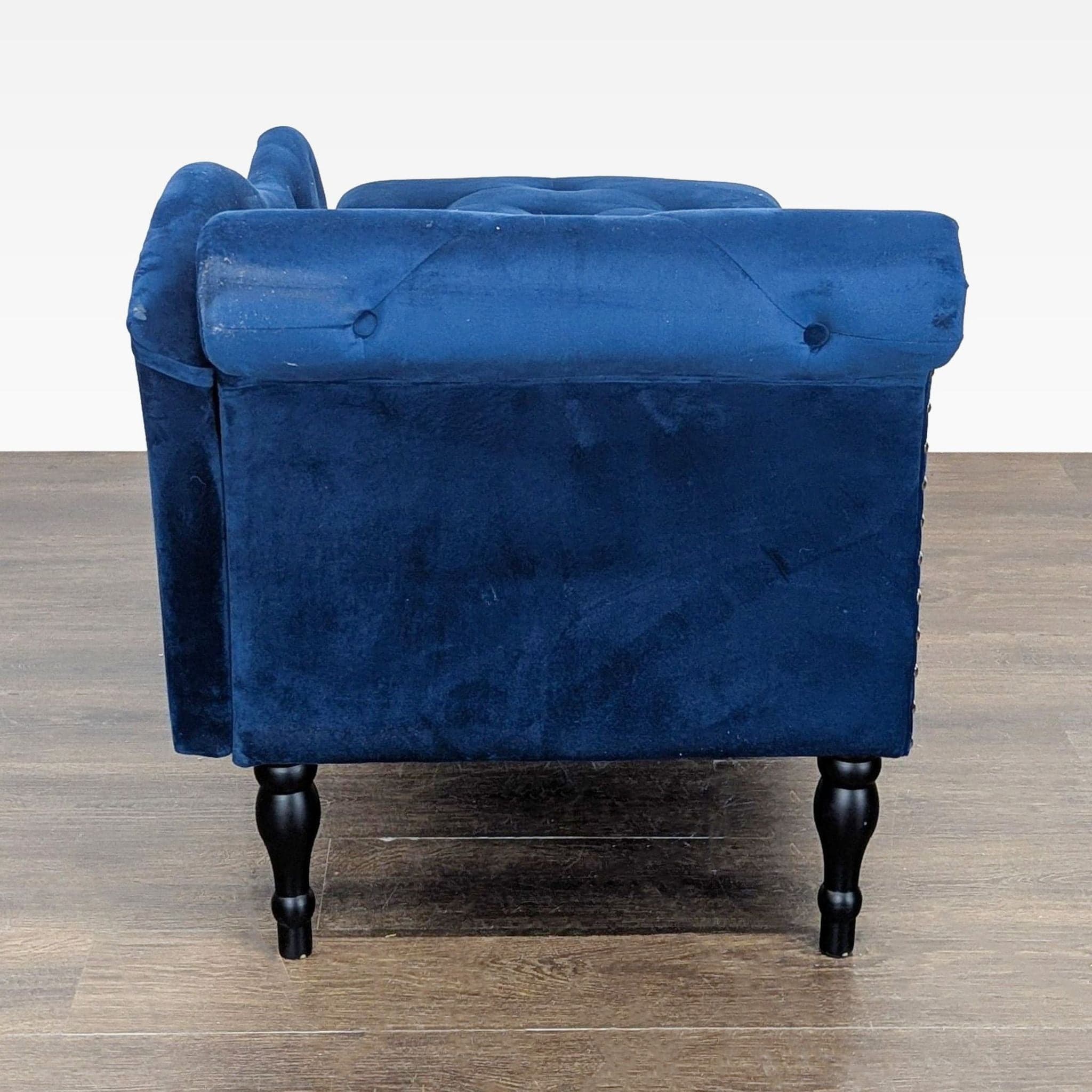 Elegant Blue Velvet Chaise Lounge Sofa with Tufted Design - Thumbnail 6
