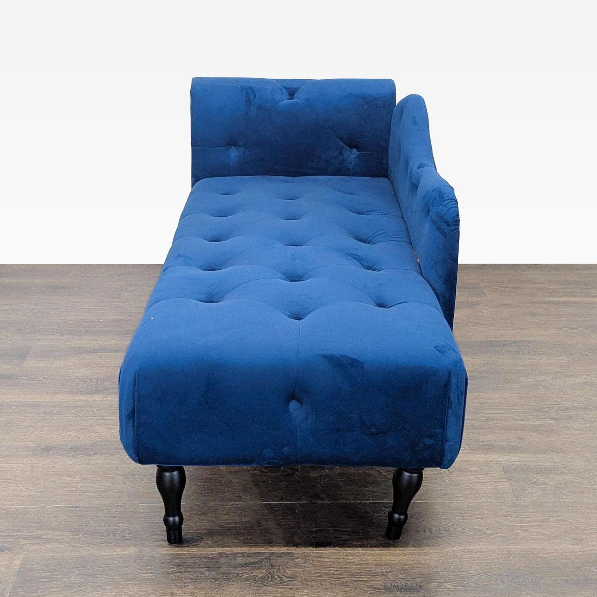 Elegant Blue Velvet Chaise Lounge Sofa with Tufted Design - Thumbnail 3