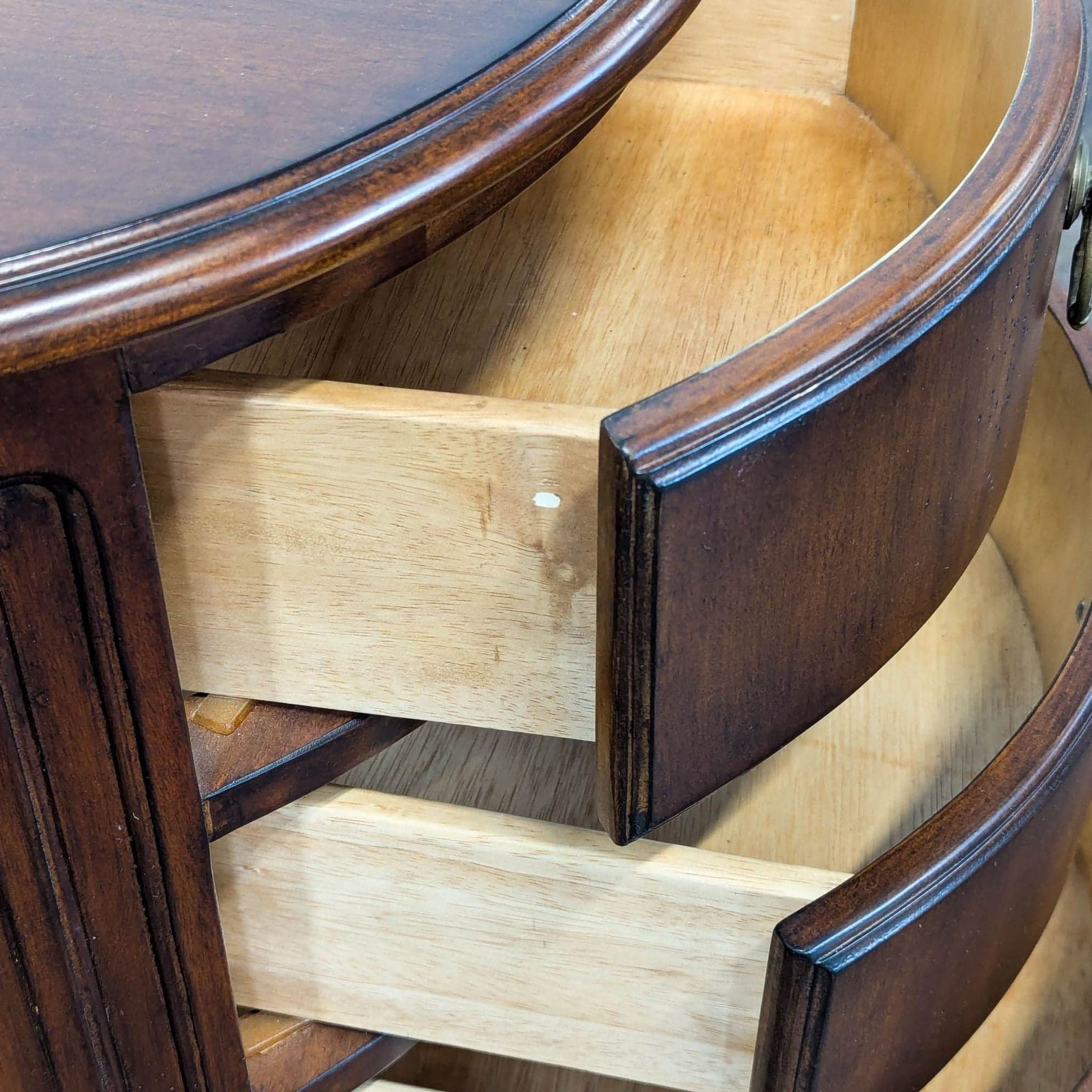 Hekman Oval Drum Table - Thumbnail 10