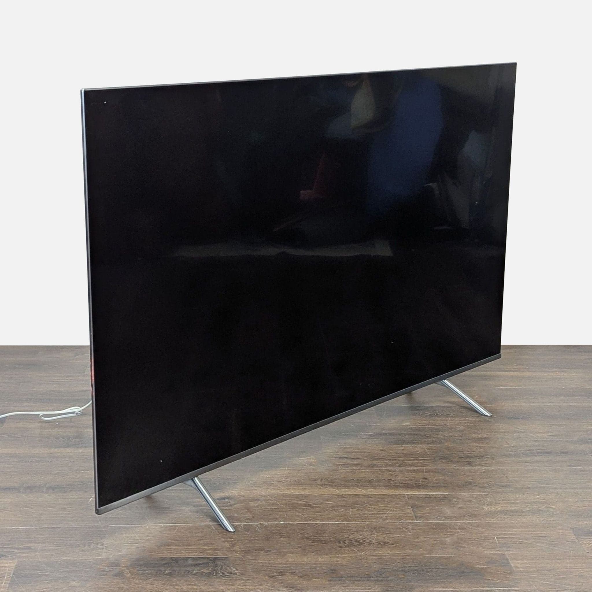 Samsung 65-Inch 4K Ultra HD Smart TV - Sleek Design, Great Condition - Thumbnail 2