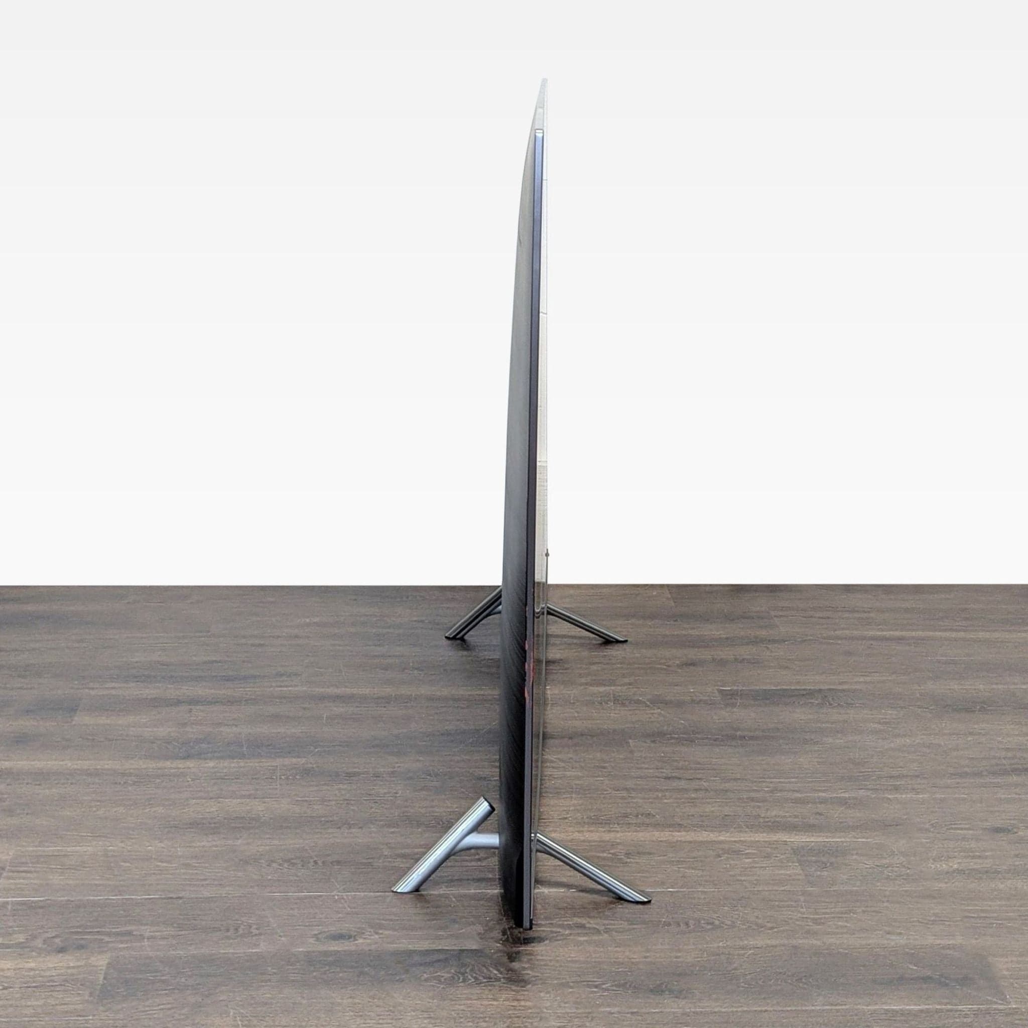 Samsung 65-Inch 4K Ultra HD Smart TV - Sleek Design, Great Condition - Thumbnail 4