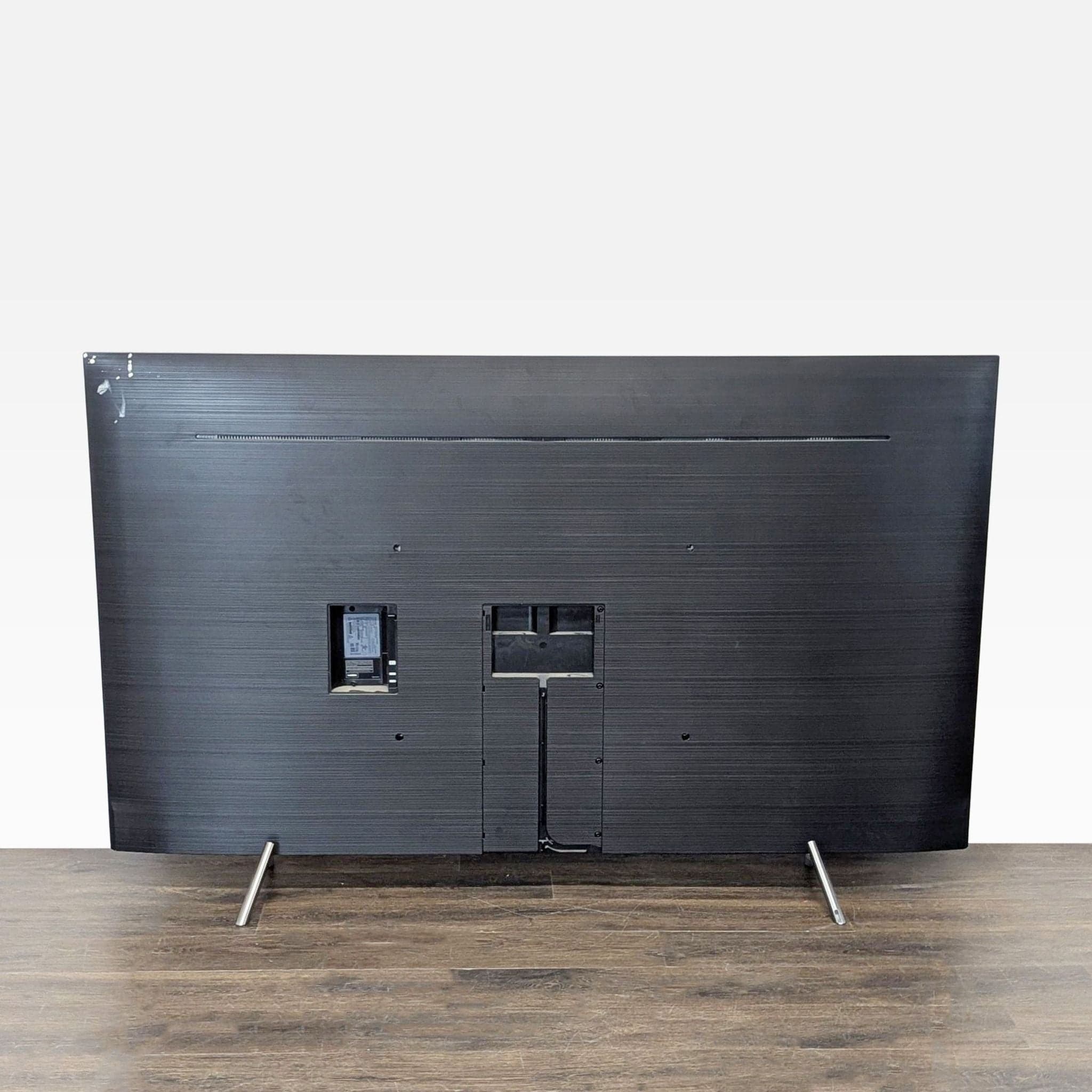 Samsung 65-Inch 4K Ultra HD Smart TV - Sleek Design, Great Condition - Thumbnail 3