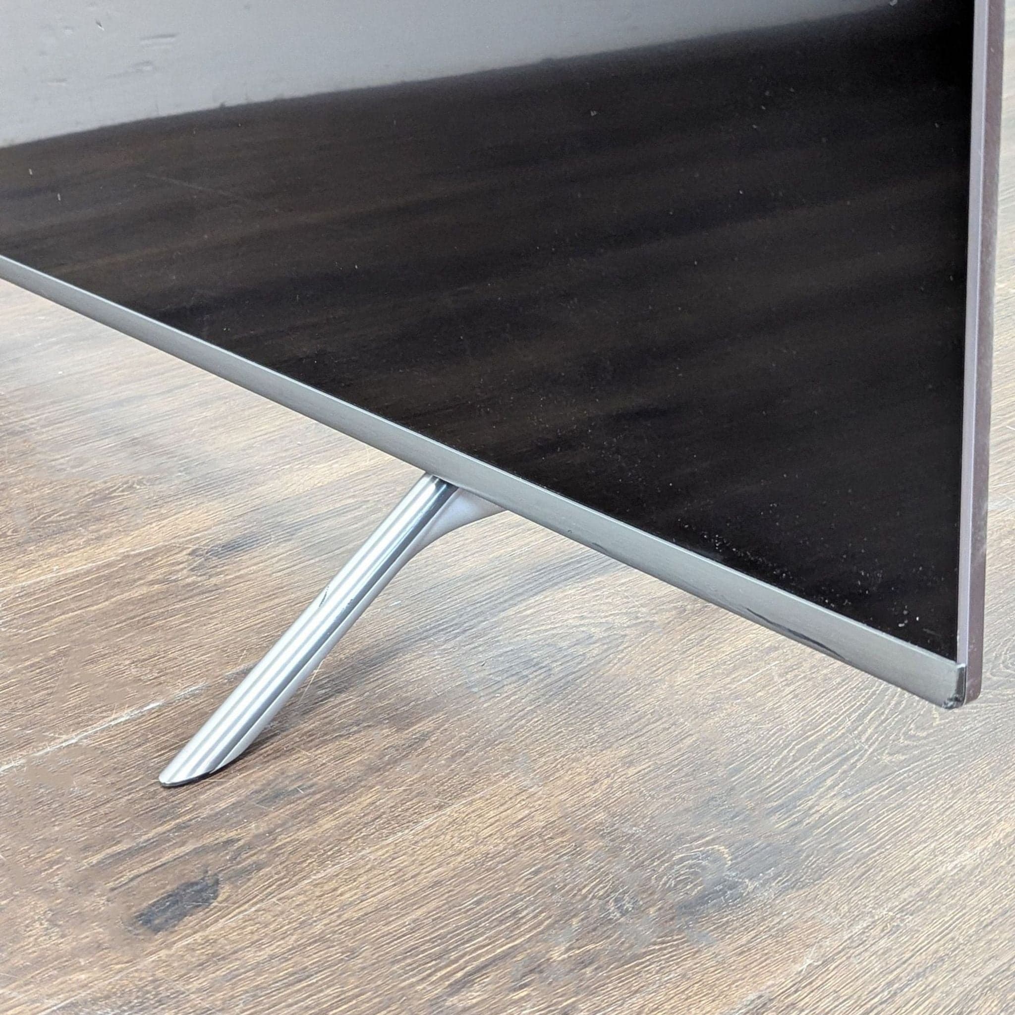 Samsung 65-Inch 4K Ultra HD Smart TV - Sleek Design, Great Condition - Thumbnail 7