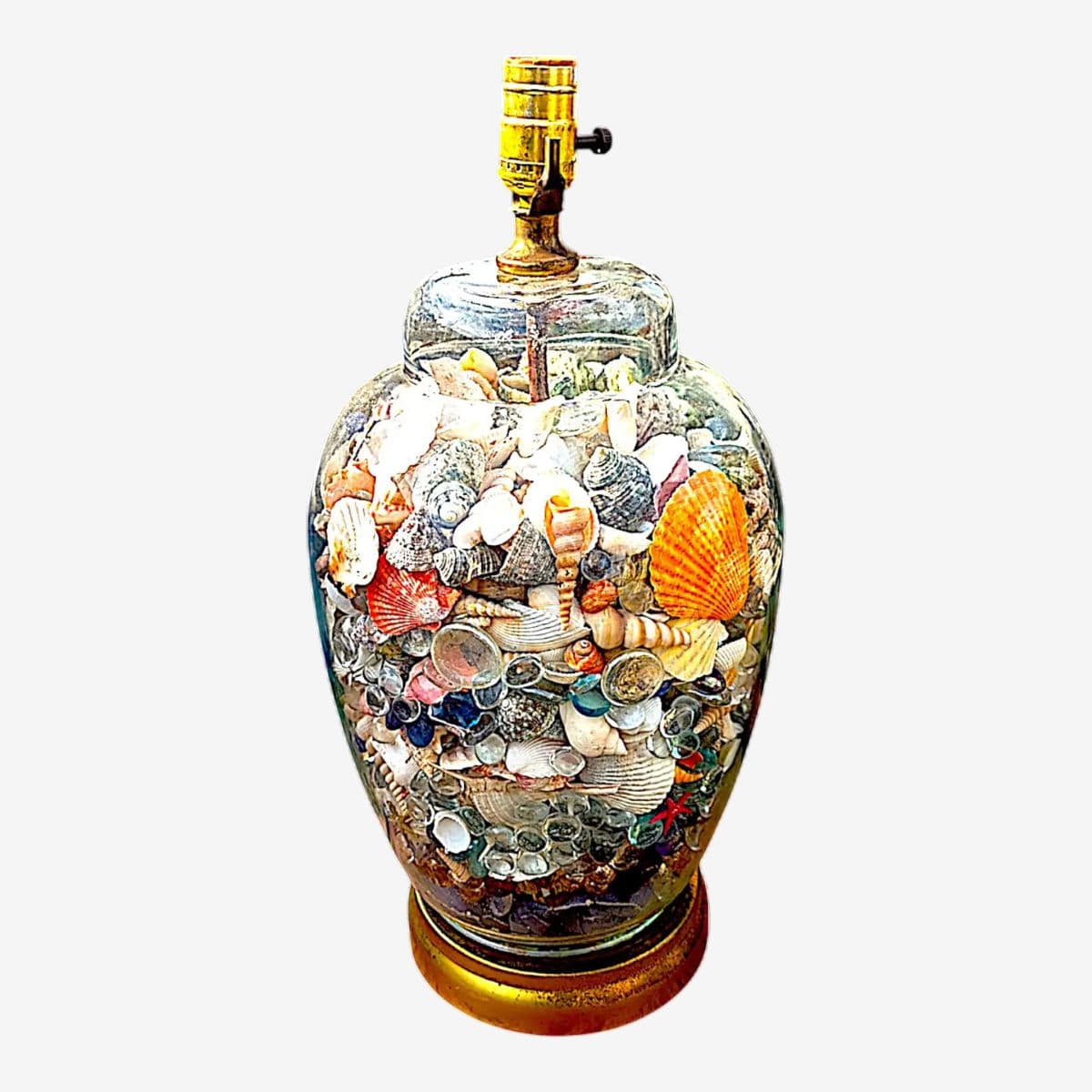 Colorful 1980s Mid-Century Modern Coastal Style Seashell Filled Glass Ginger Jar Table Lamp - Image 1