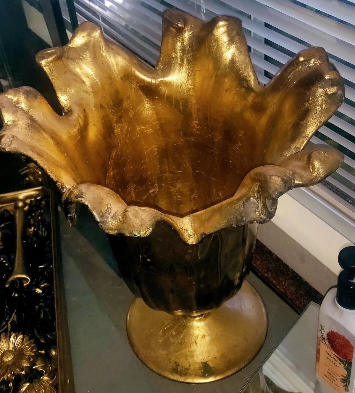 Vintage 16.5" Murano Lavorazione Art Glass Parcel Gilt Wrapped Pedestal Shell Vase - Thumbnail 7