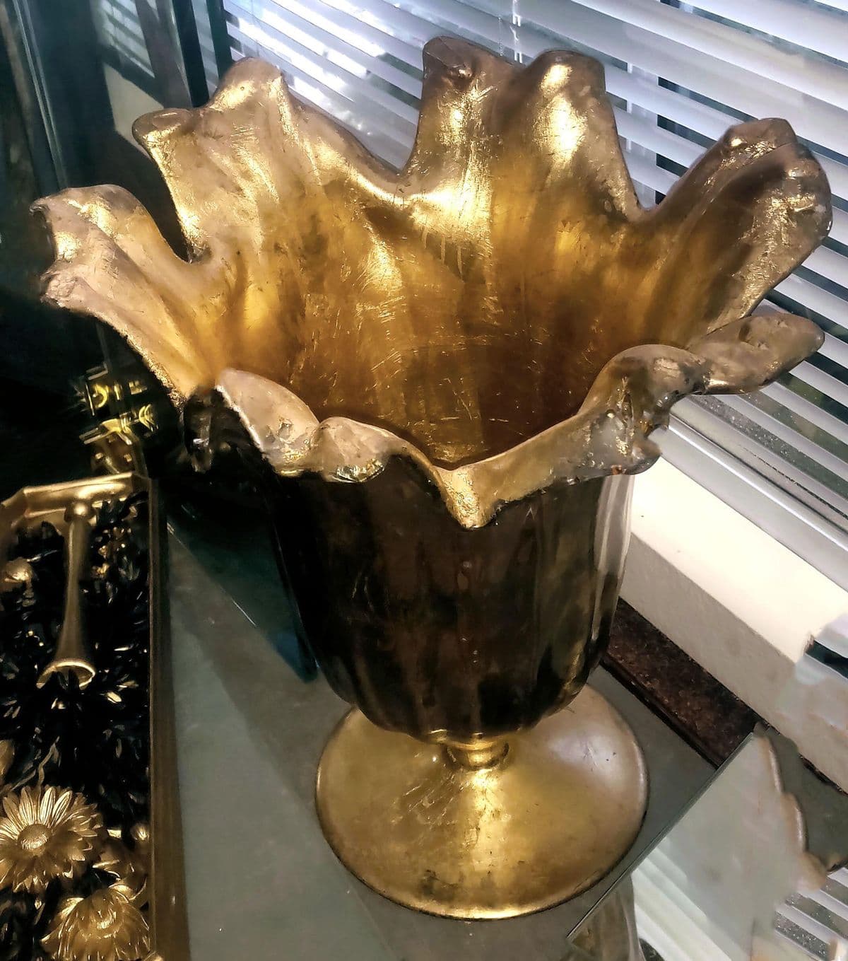 Vintage 16.5" Murano Lavorazione Art Glass Parcel Gilt Wrapped Pedestal Shell Vase - Thumbnail 6