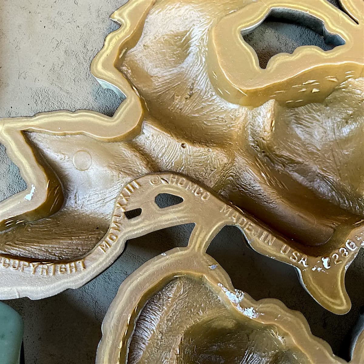 Vintage Mid 20th Century Cream Roses and Gold Leaves Wall Hanging Decor by Homco #7286 - Thumbnail 11