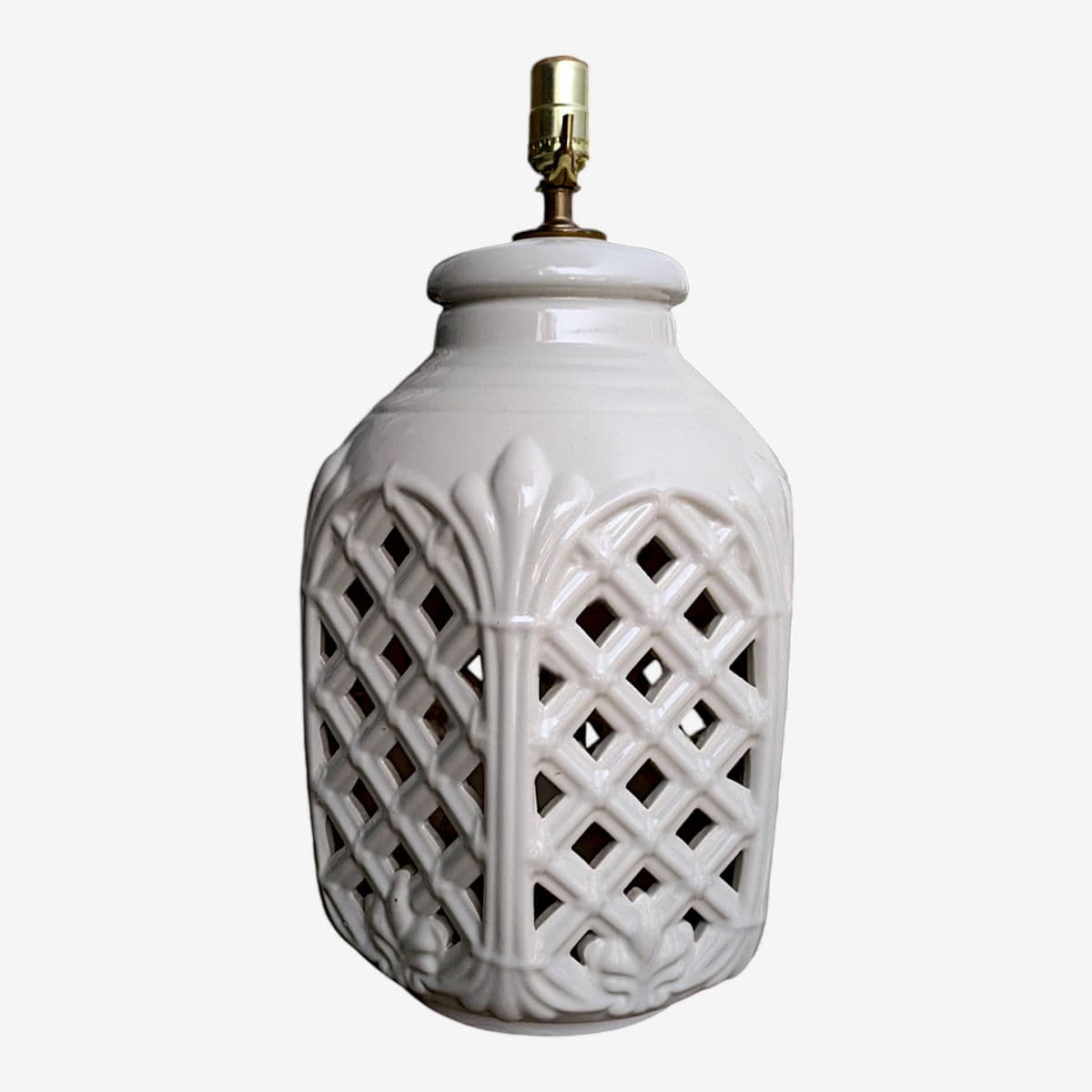 Vintage Mid-Century Optic White Glazed Reiculated Lattice Table Lamp - Image 1