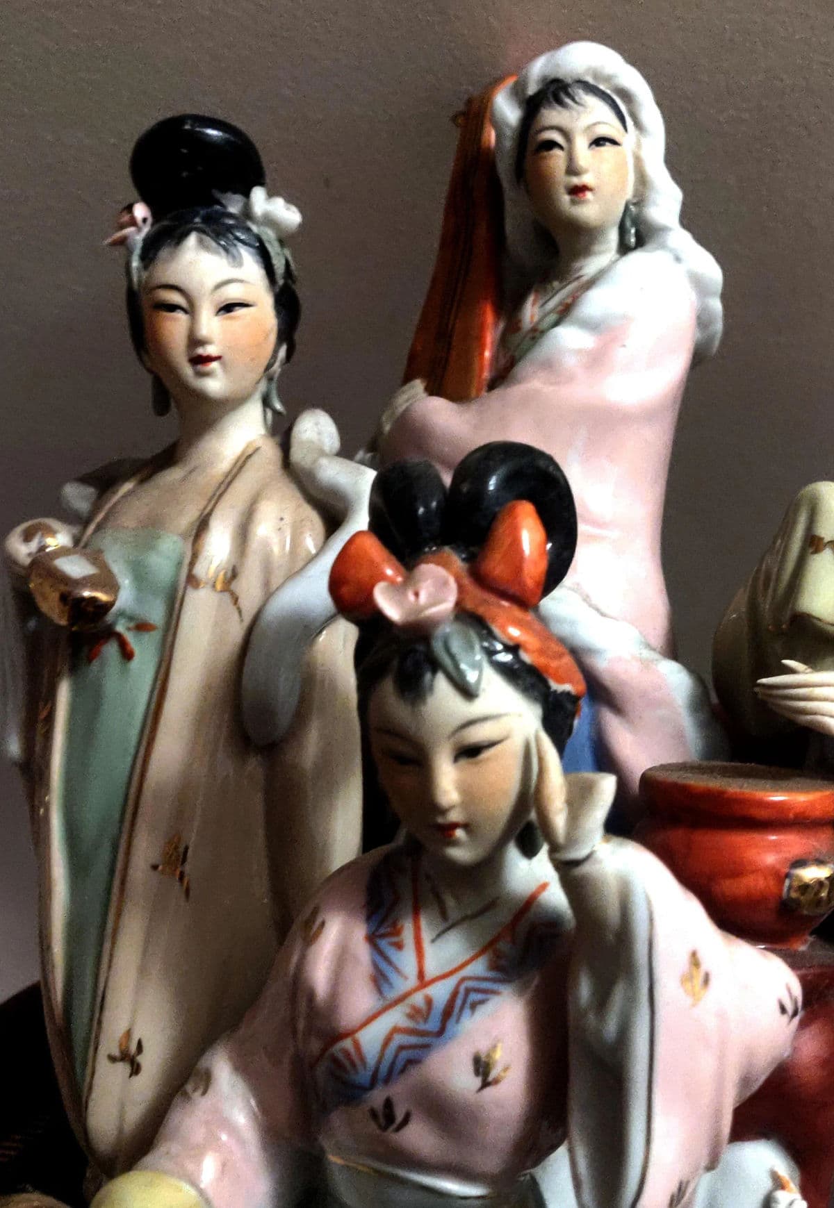1920's Japanese Hand Painted Porcelain Figurine Geisha Musicians - Thumbnail 8