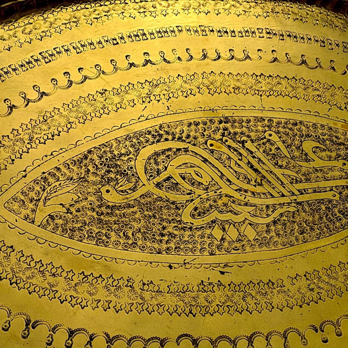 1940s Large Oval Islamic Art Handcrafted Etched Polished Brass Tray - Thumbnail 3