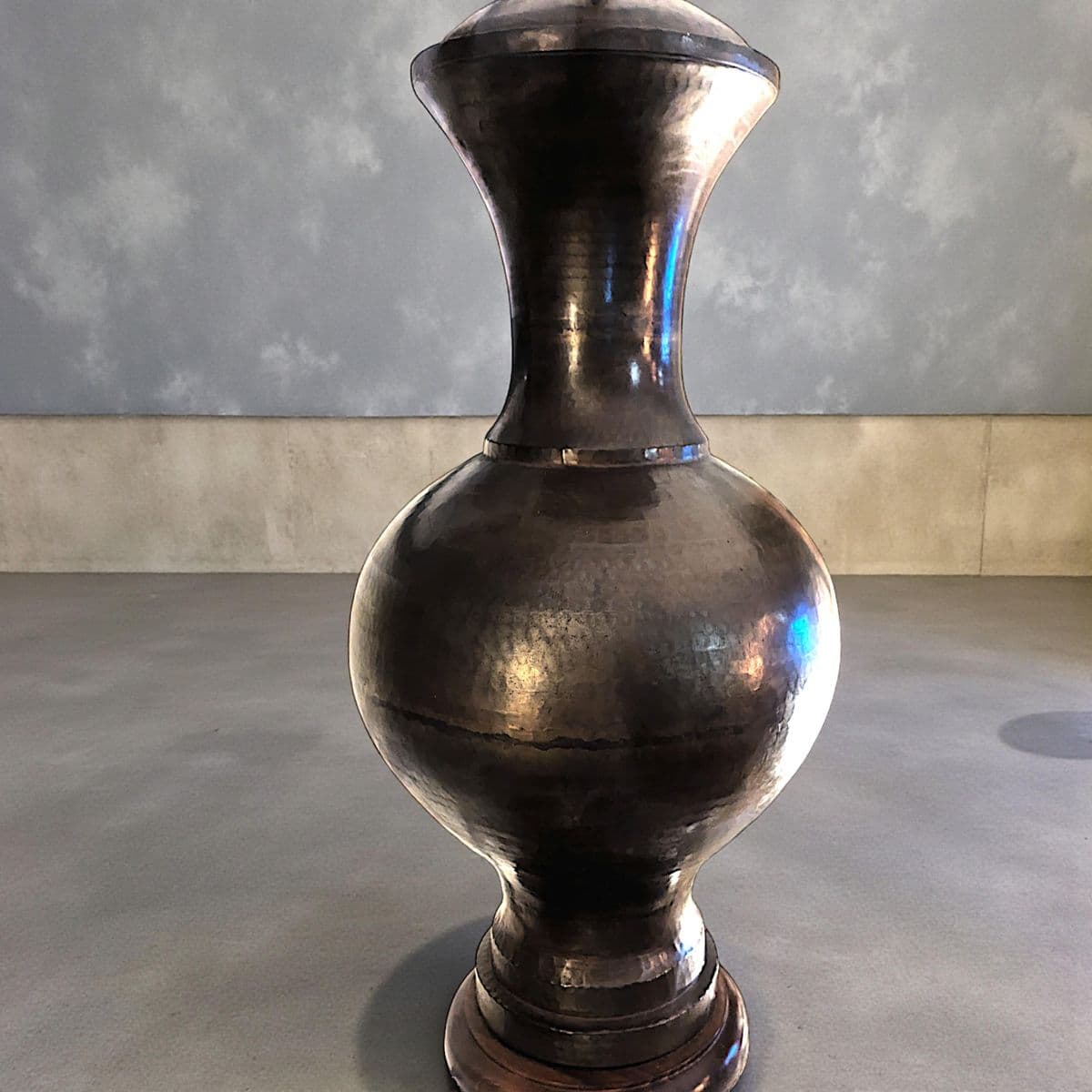 1940s Italian Monumental Hammered Brass Seamless Bulbous Table Lamp on Mahogany Plinth - Thumbnail 5