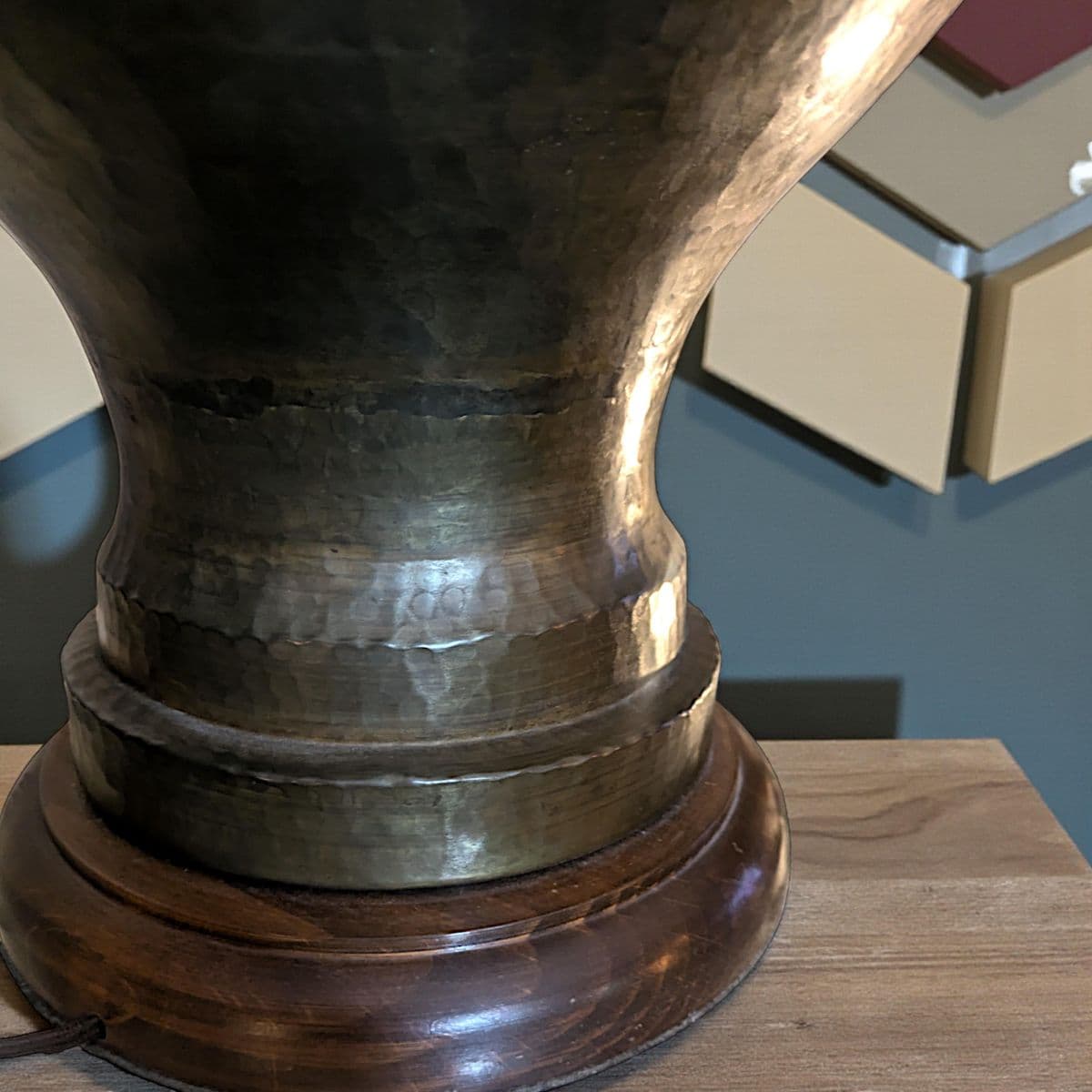 1940s Italian Monumental Hammered Brass Seamless Bulbous Table Lamp on Mahogany Plinth - Thumbnail 6