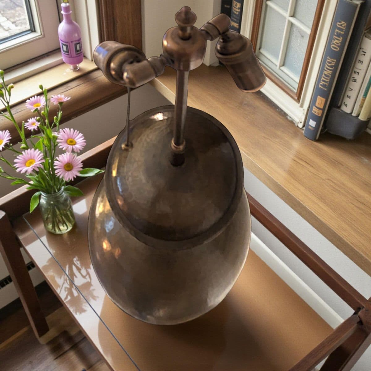 1940s Italian Monumental Hammered Brass Seamless Bulbous Table Lamp on Mahogany Plinth - Thumbnail 12