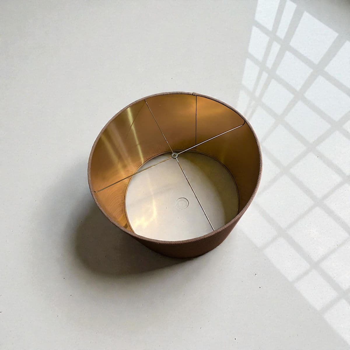 1940s Italian Monumental Hammered Brass Seamless Bulbous Table Lamp on Mahogany Plinth - Thumbnail 13