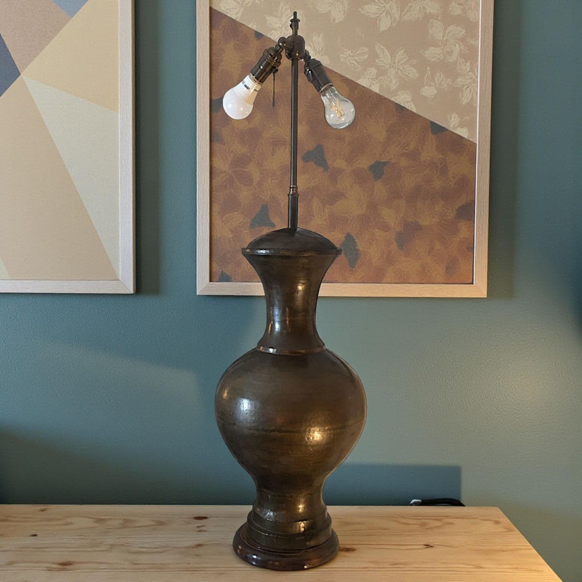 1940s Italian Monumental Hammered Brass Seamless Bulbous Table Lamp on Mahogany Plinth - Thumbnail 7