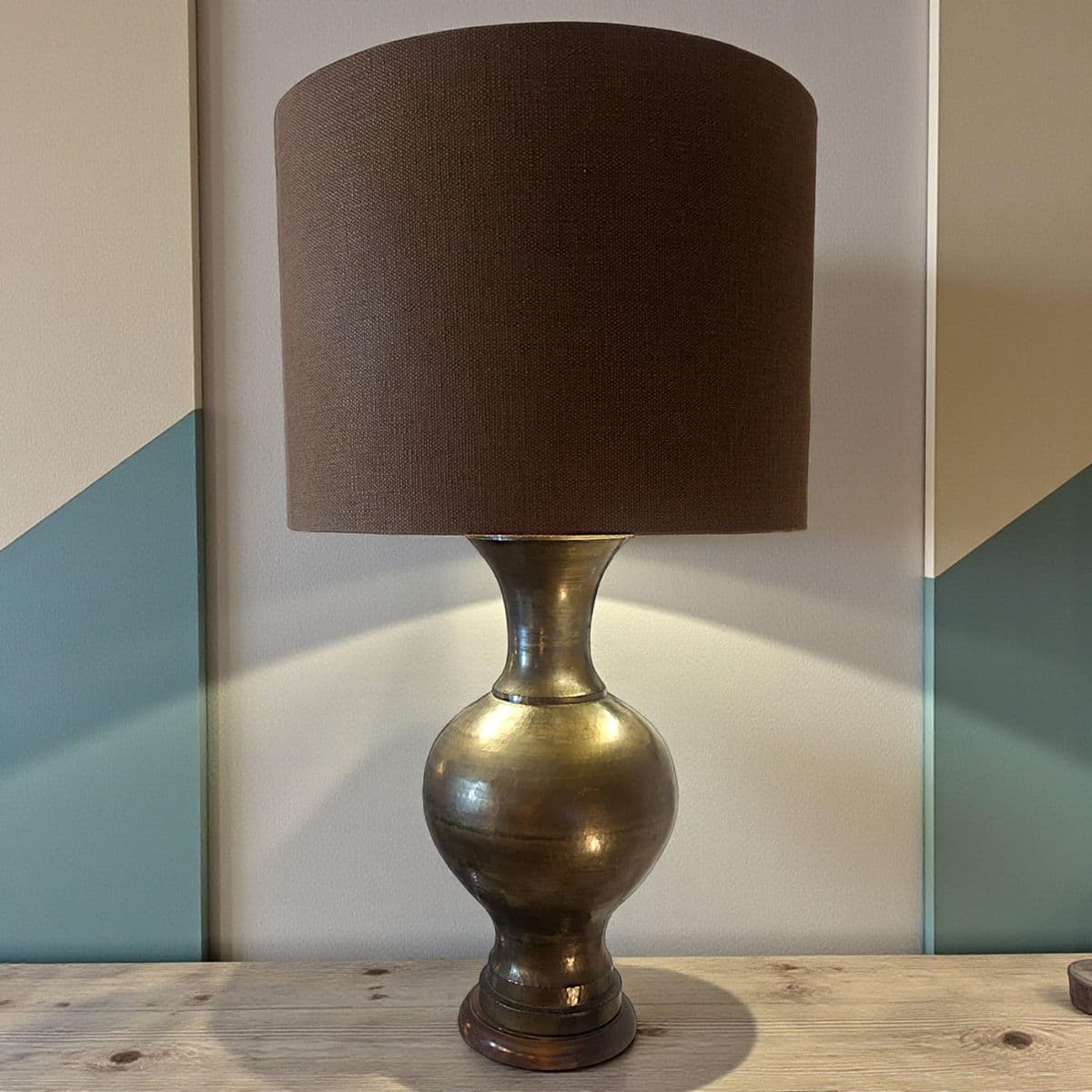 1940s Italian Monumental Hammered Brass Seamless Bulbous Table Lamp on Mahogany Plinth - Thumbnail 3