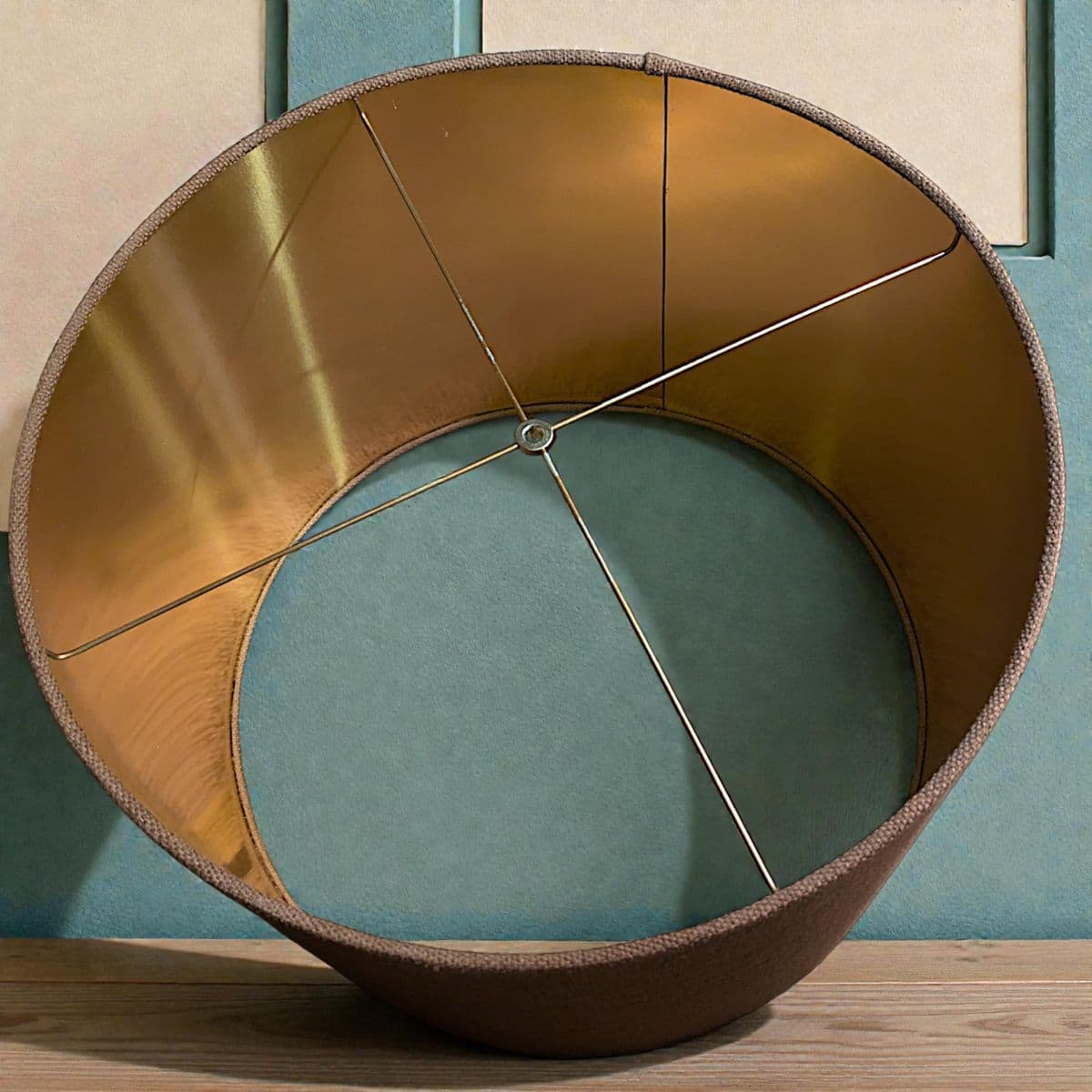 1940s Italian Monumental Hammered Brass Seamless Bulbous Table Lamp on Mahogany Plinth - Thumbnail 15