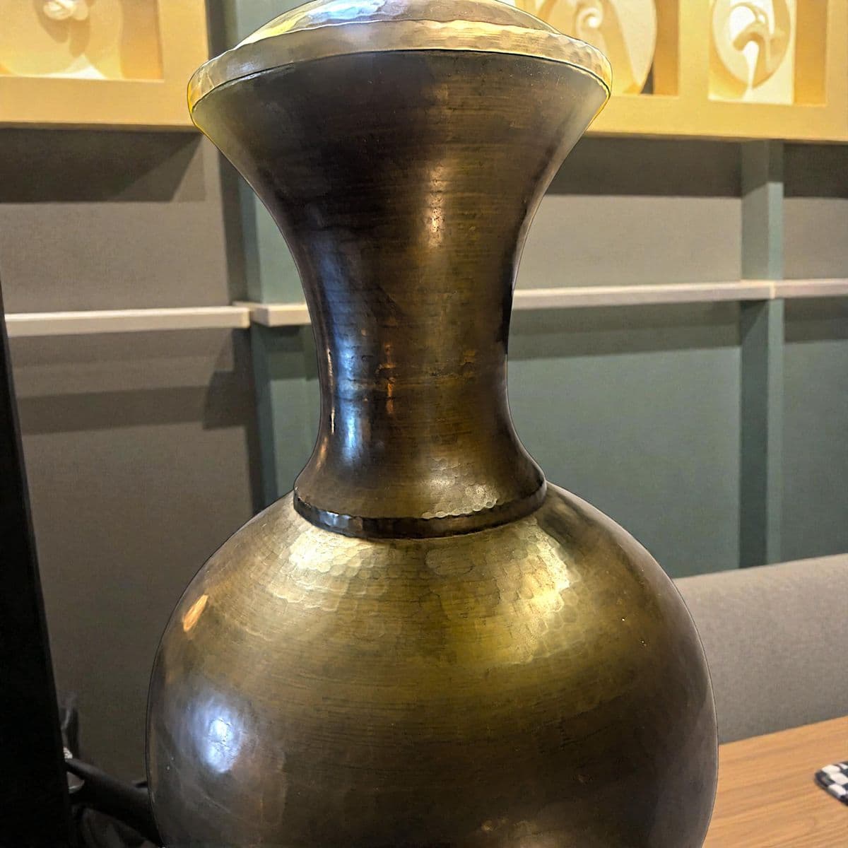 1940s Italian Monumental Hammered Brass Seamless Bulbous Table Lamp on Mahogany Plinth - Thumbnail 10