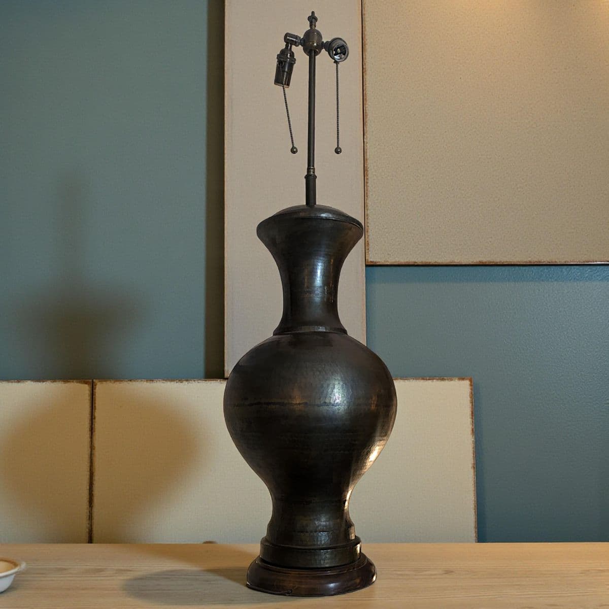 1940s Italian Monumental Hammered Brass Seamless Bulbous Table Lamp on Mahogany Plinth - Thumbnail 8