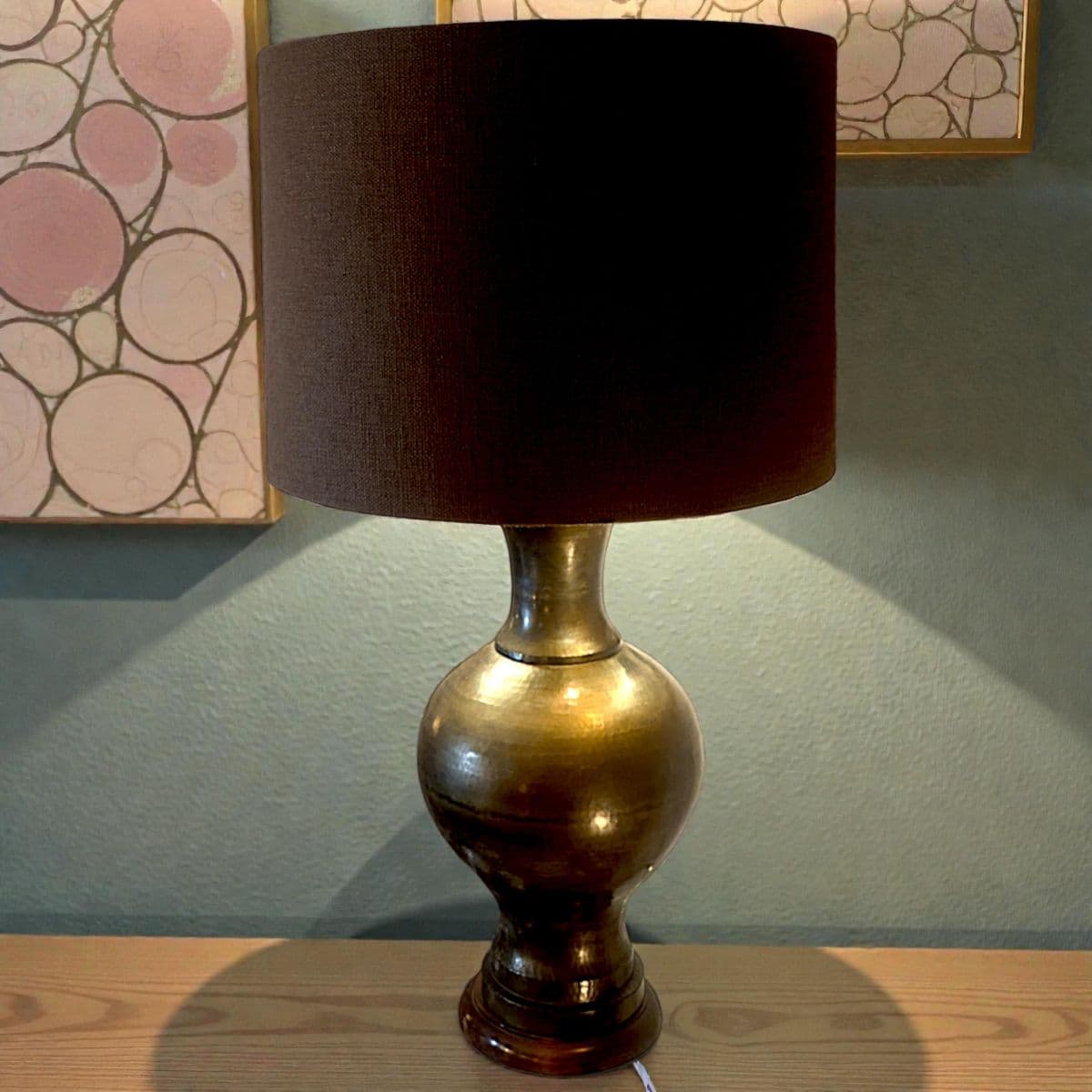 1940s Italian Monumental Hammered Brass Seamless Bulbous Table Lamp on Mahogany Plinth - Thumbnail 11