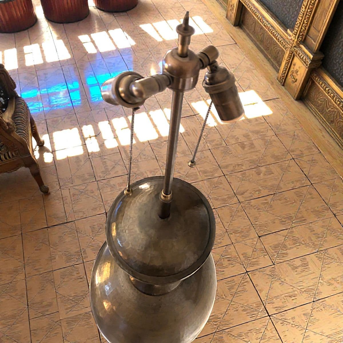 1940s Italian Monumental Hammered Brass Seamless Bulbous Table Lamp on Mahogany Plinth - Thumbnail 16