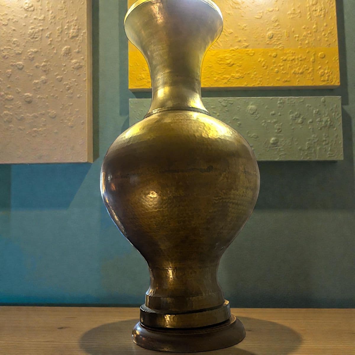 1940s Italian Monumental Hammered Brass Seamless Bulbous Table Lamp on Mahogany Plinth - Thumbnail 9