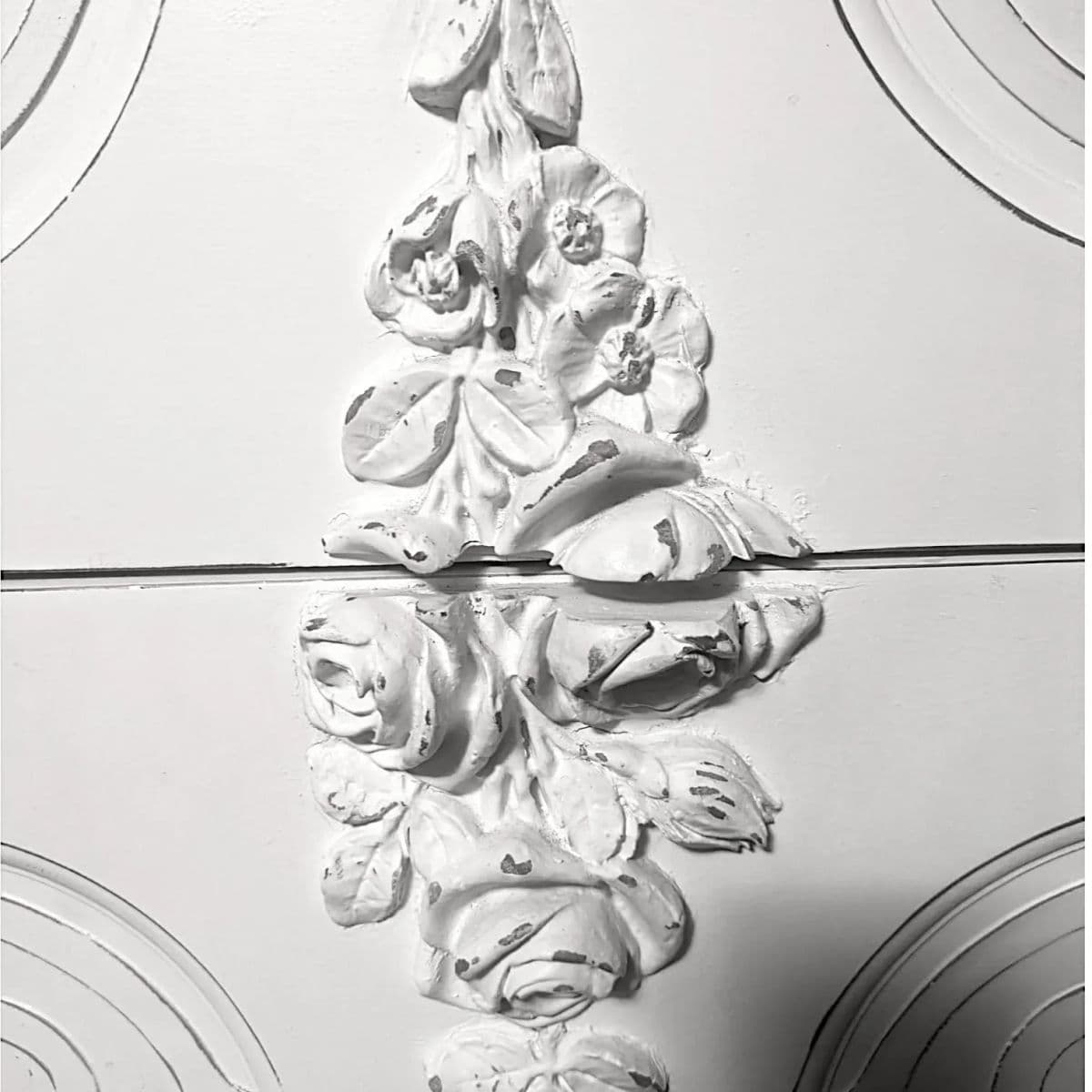 Vintage 1950s–70s French Provincial 4 Drawer Dresser in Soft White With Ornate Floral Accents - Thumbnail 4