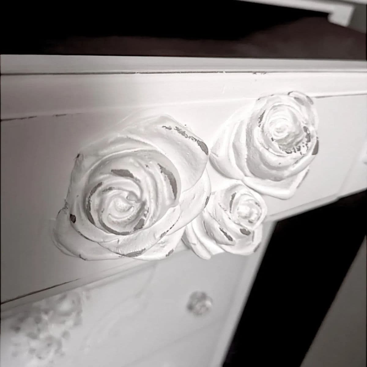 Vintage 1950s–70s French Provincial 4 Drawer Dresser in Soft White With Ornate Floral Accents - Thumbnail 6