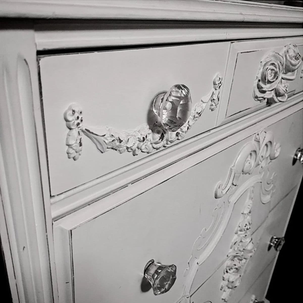 Vintage 1950s–70s French Provincial 4 Drawer Dresser in Soft White With Ornate Floral Accents - Thumbnail 7