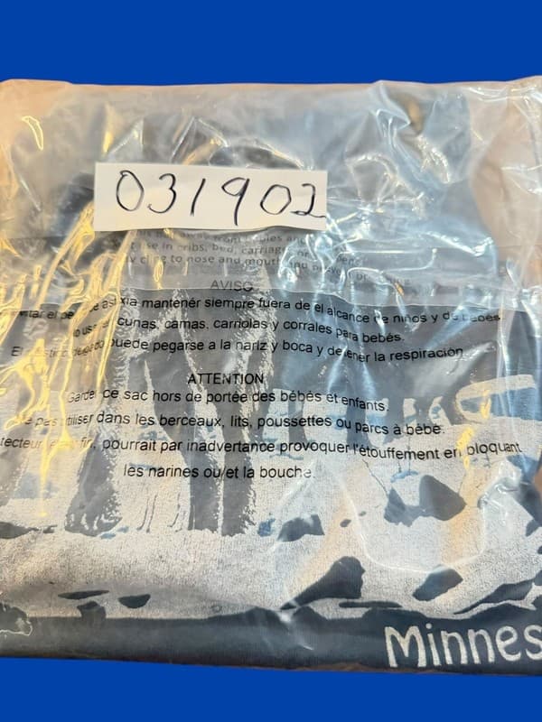 Junk Food Clothing Minnesota Wolves Moon Graphic T-Shirt Medium - Thumbnail 5