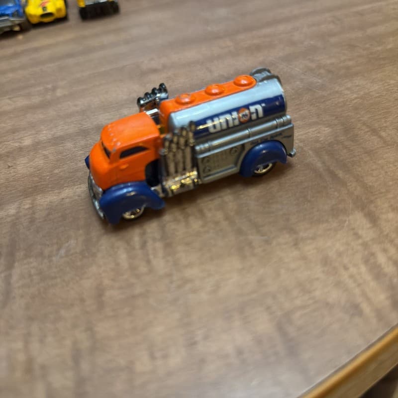 Hot Wheels 2017 Fast Gassin' Union 76 Tanker - Thumbnail 2