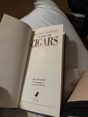 International Connoisseur's Guide to Cigars : The Art of Selecting and... - Thumbnail 3