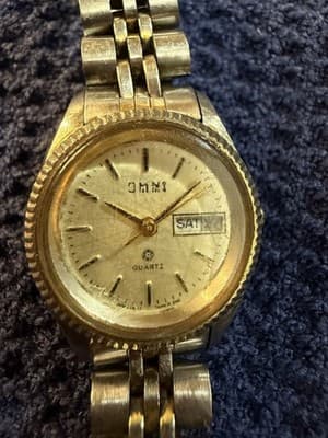 Vintage Omni Quartz Ltd Ladies Watch Gold Tone Day Date Hong Kong Jubilee RUNS - Thumbnail 3