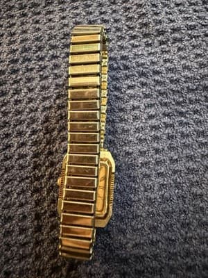 Vintage 1980s Betty's Import Ladies Gold Tone Running Quartz Watch Hong Kong - Thumbnail 8