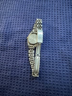 Vintage Omni Quartz Ltd Ladies Watch Gold Tone Day Date Hong Kong Jubilee RUNS - Thumbnail 5