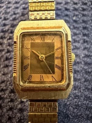 Vintage 1980s Betty's Import Ladies Gold Tone Running Quartz Watch Hong Kong - Thumbnail 5