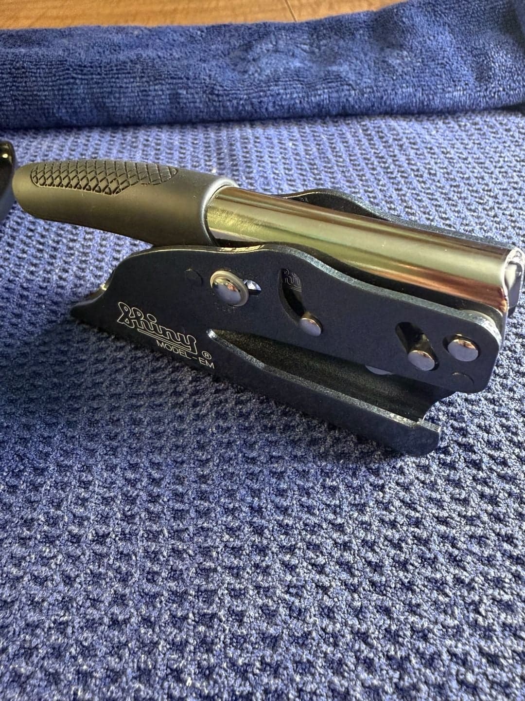 Shiny Model-EM Handheld Embosser Seal Press with Plastic Carrying Case - Thumbnail 2