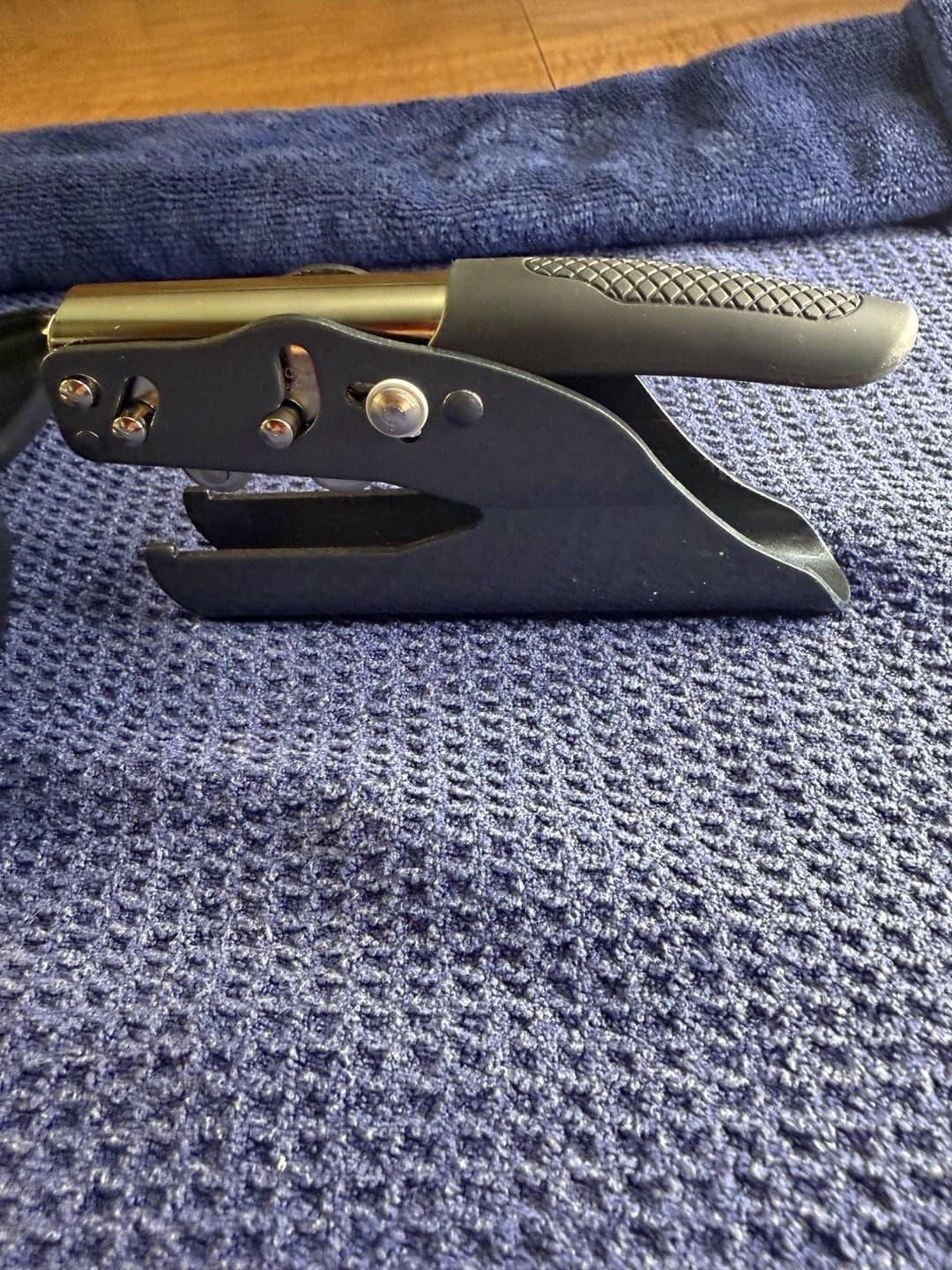 Shiny Model-EM Handheld Embosser Seal Press with Plastic Carrying Case - Thumbnail 4