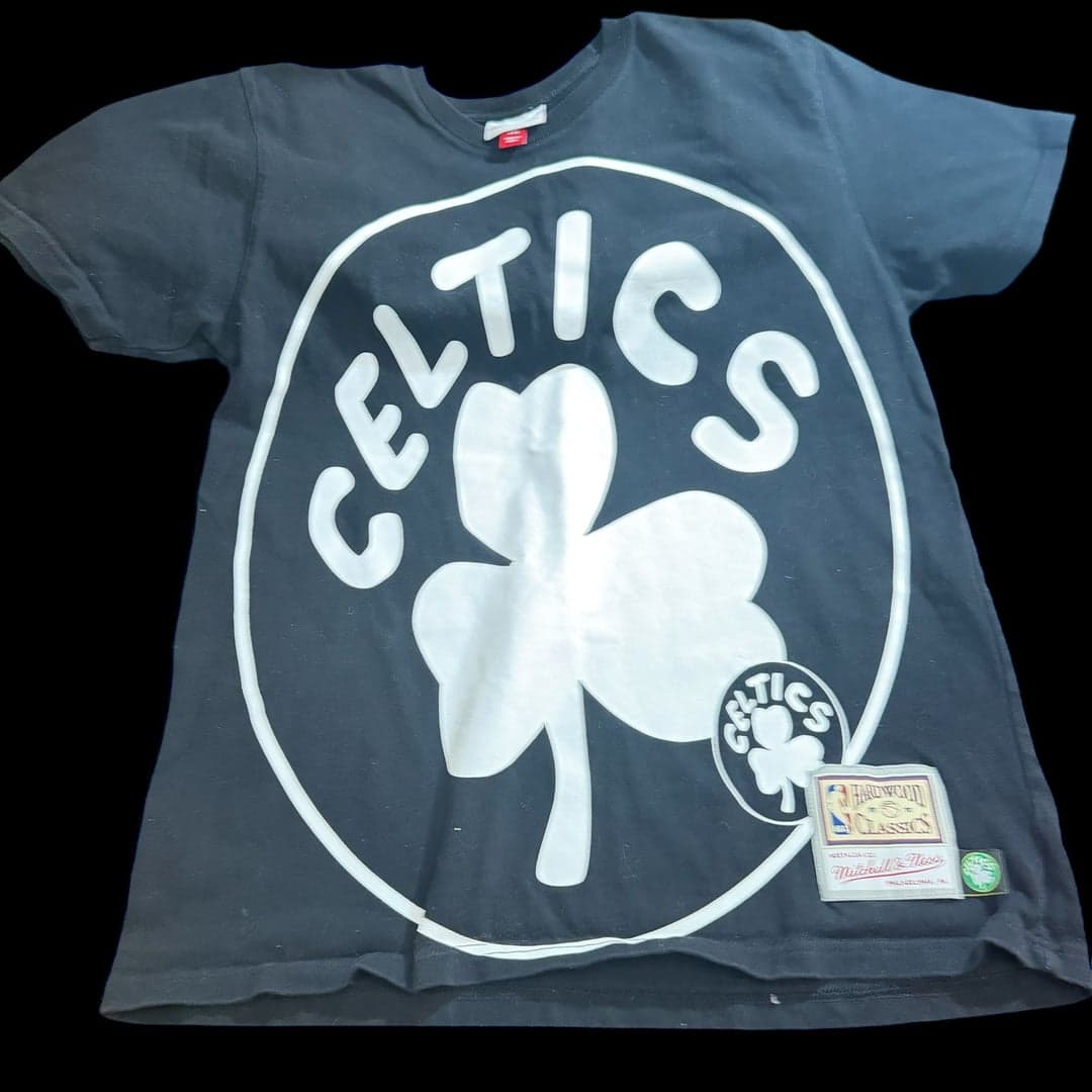 Mitchell & Ness Boston Celtics Big Face 3.0 SS Hardwood Classics Black Tee Shir - Image 1