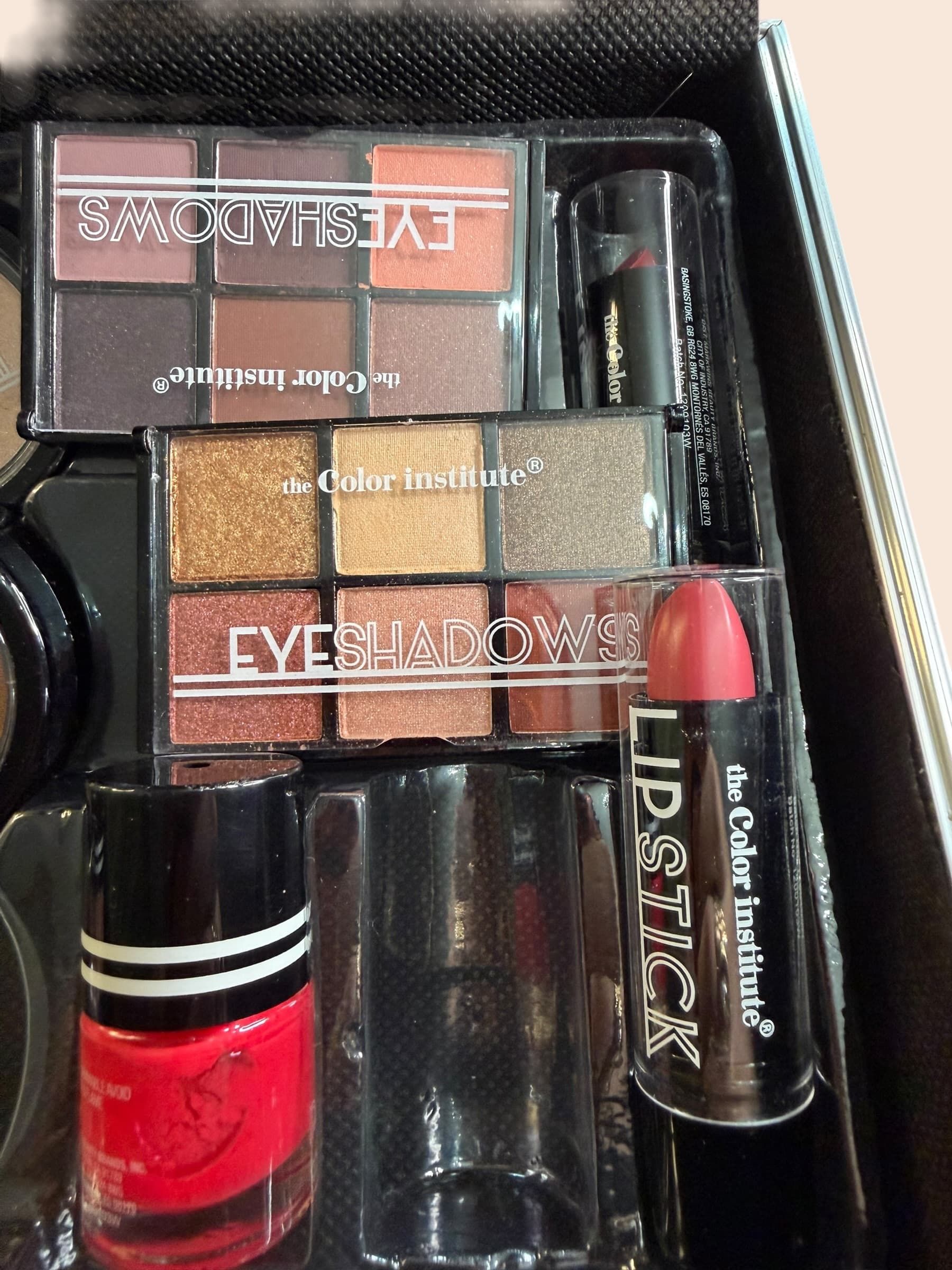 The Color Institute Makeup Kit Aluminum Briefcase Eyeshadow Blush Lipstick Set - Thumbnail 4