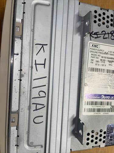 2005 - 2010 Hyundai Kia OEM AM FM Radio Stereo CD Player Receiver Tan KI119AU - Thumbnail 4