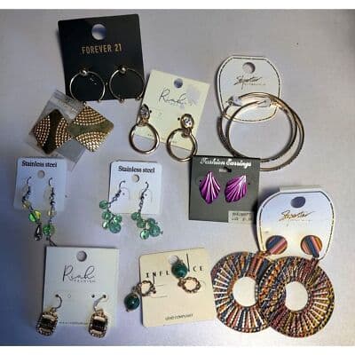 20 pairs of Mixed Fashion Costume Jewelry Earrings - Image 1